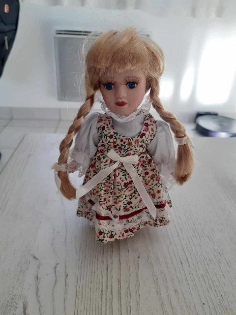 Faveur Mimi Poupée Porcelaine Collection