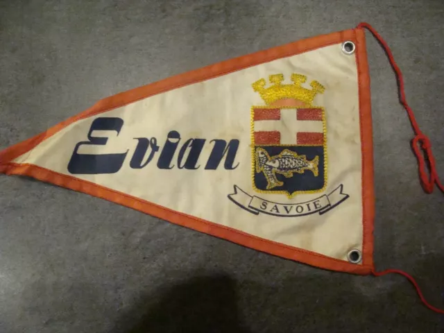 VINTAGE - Fanion - EVIAN - SAVOIE - En tissu - 22,5 cm - 2 photos