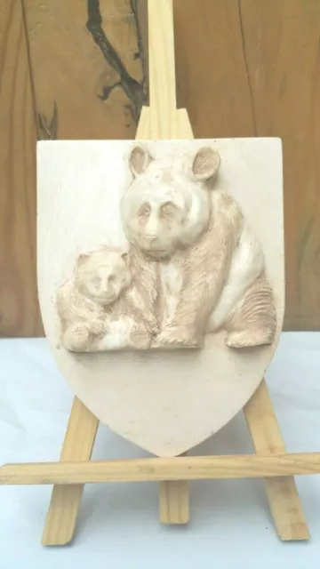 Blason artisanal représentant un bébé Panda et sa mère  ( Fintion vieux blanc )