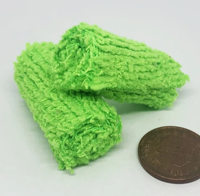 Pair of Rolled Green Beach Towels Tumdee 1:12 Scale Dolls House Bathroom Garden