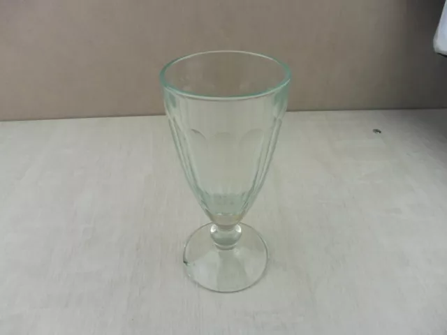 Ancien verre à absinthe en verre moulé