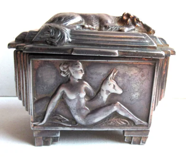Boite Art Déco régule argenté sculpté: Lévrier sur couvercle et Femme à la biche
