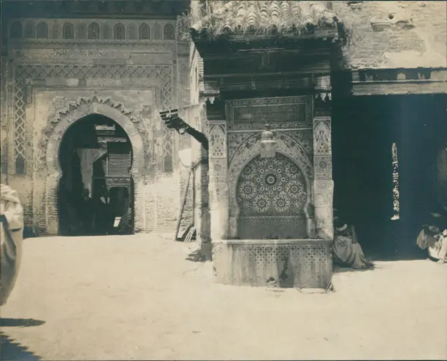 Maroc, Fez, Fondouk et Fontaine Nedjarine, 1917 Vintage silver print. Morocco.