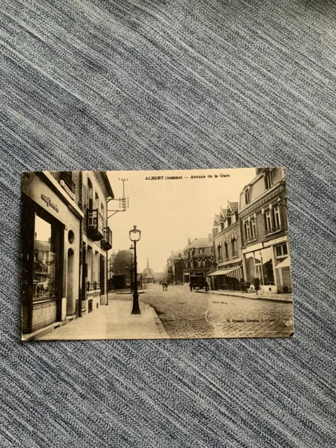 C.P.A N/B *ALBERT*avenue de la Gare (animée) Somme