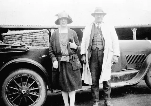Nareen, Victoria, 1925 A man (identified as a postman) and a woman st Old Photo