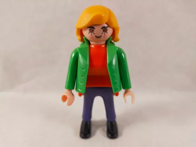 sympa  personnage 3959    Playmobil (  maison de ville   ) 1383