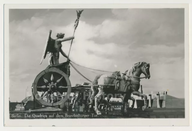120083: Postkarte: "Berlin, Die Quadriga auf dem Brandenburger Tor"Kristall 2207