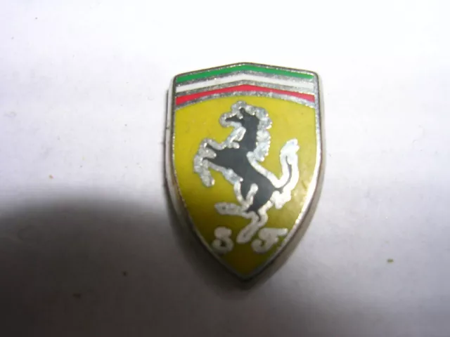 PIN'S  VOITURES  /  SIGLE   FERRARI /    1,4cm  de haut    / EMAILLE  / SUPERBE