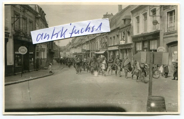 Foto: gefangene Soldaten beim Marsch durch eine Stadt in Belgien oder Frankreich