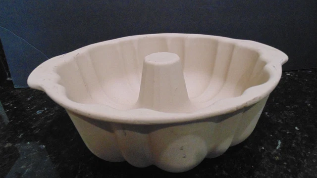 Pampered Chef Stoneware Bundt Pan 10" Fluted Family Heritage Collection  GUC