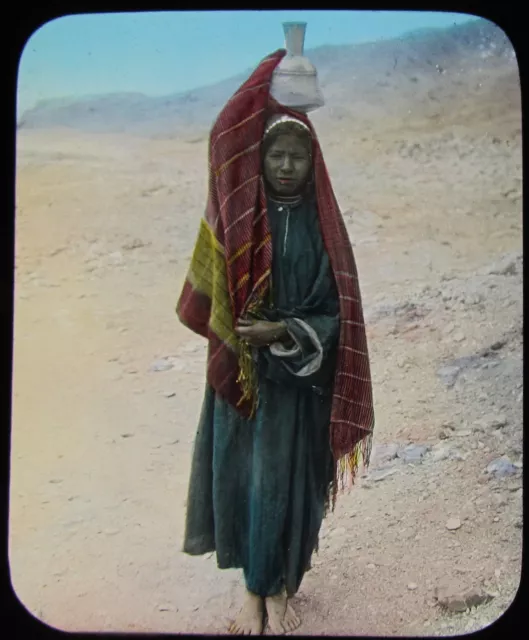 Glas magische Laterne Rutsche MÄDCHEN TRAGEN WASSER C1890 VIKTORIANISCHES FOTO MITTLERER OSTEN