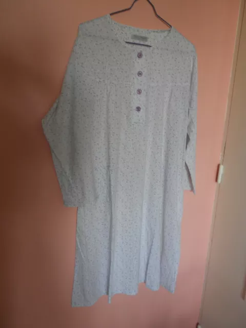 Chemise De Nuit Longue  T.44   Coloris Blanc  / Fleurs    Manches Longues   Tbe