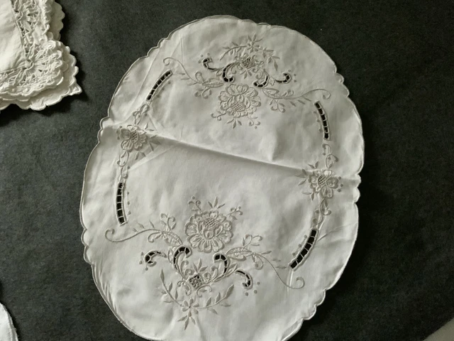 Napperon carré blanc brodé fleurs roses avec bordure dentelle – 80 cm x 80 cm - Loisirs créatifs
