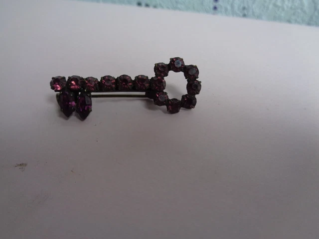 Broche Ancienne En Forme De Clé Avec Strass Violet - Métal Argenté, Pierre, Occasion