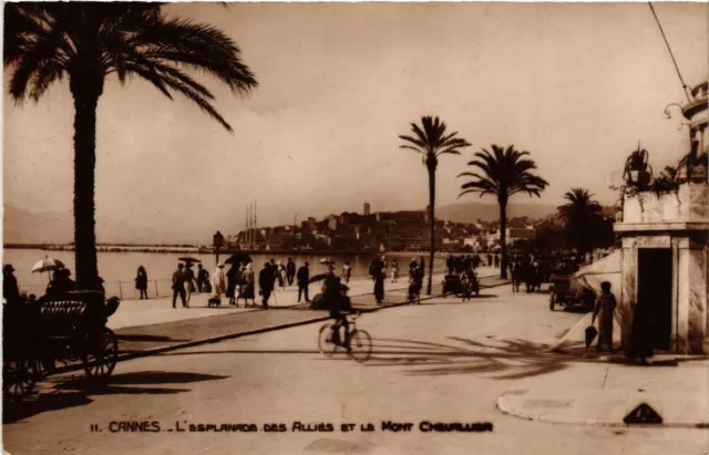 CPA AK CANNES - L'Esplanade des Allée et le Mont-Chevalier (514190)