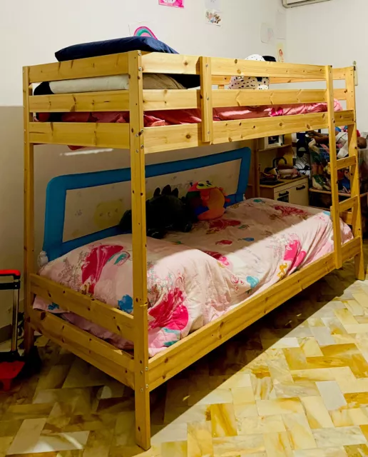 Tre varianti di letto a castello triplo per adulti 90x200 in legno massello  di pino V-60.03-09
