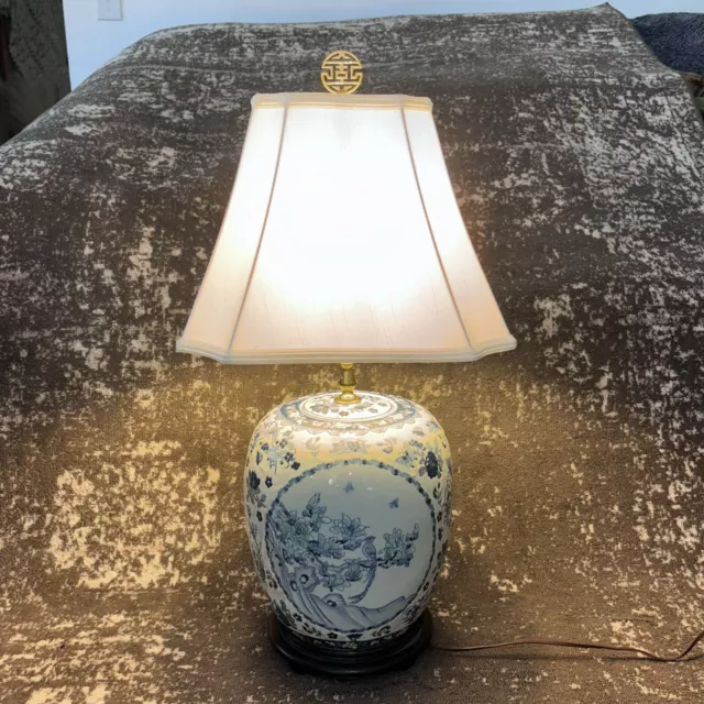 Vintage Beautiful Hand Painted Asian Floral Ceramic Table Lamp