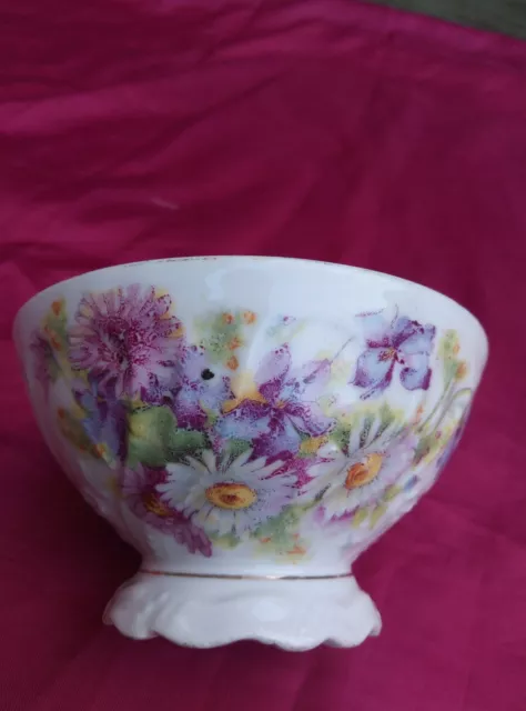 Très beau petit bol à déjeuner en faïence à décor de fleurs.