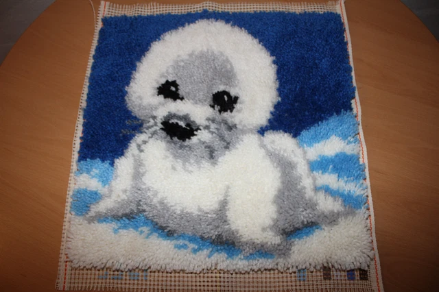 Fertiges Knüpfbild für Knüpfkissen Motiv Heuler / kleines Robben-Baby 40x40 cm