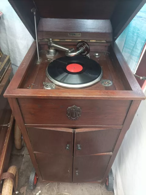 Zwei Grammophon alte