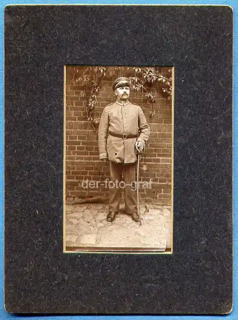 Foto, Offizier mit Mütze und Degen, um 1916 !!!