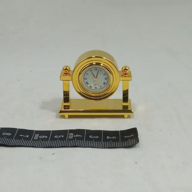 Orologio da tavolo in miniatura in metallo dorato in condizioni ottime