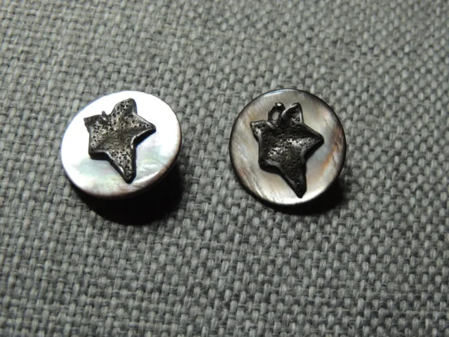 lot 2 boutons anciens nacre et métal argenté 22 mm