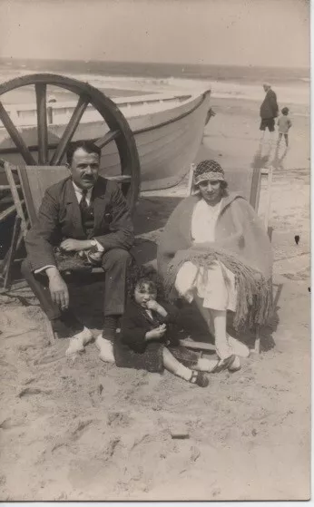 CPA - Fantasy - Family Photo by the Sea - KNOCKE - June 1925