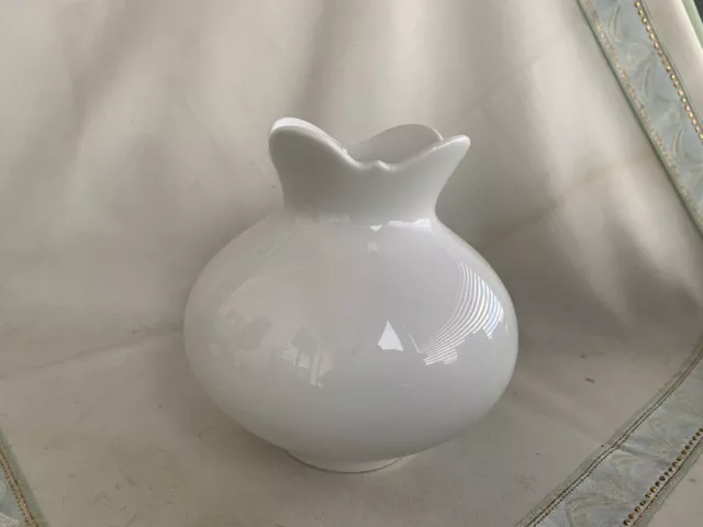 Wunderschöne ausgefallene kleine Meissen Vase in weiss