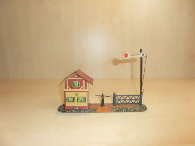 AY115) BING - Spur 0 - Wärterhaus m. Drehkreuz Stecksignal - L. 21 cm - ansehen