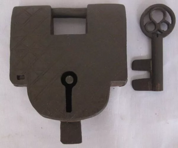 Un viejo mecanismo de resorte de púas con candado de hierro con llave...