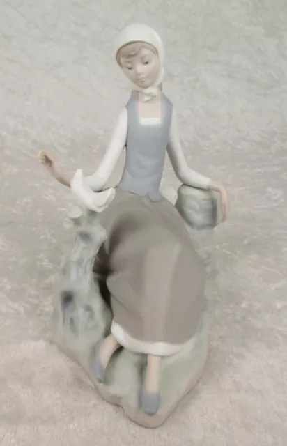 Lladro Porcelain Figurine Shepherdess Girl and Dove 4660 Matte 6-1/4 inch tall