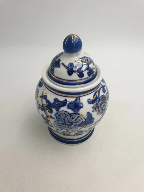 Chinese Porcelain Lidded Ginger Jar Pot Cobalt Blue White Floral Gold Detail