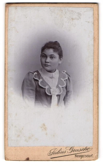 Fotografie Julius Grusche, Neugersdorf in Sachsen, Junge Dame im modischen Klei