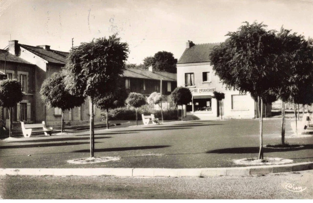 51 - SUIPPES - S03400 - Place de la Carpière - CPSM 14x9 cm - L1