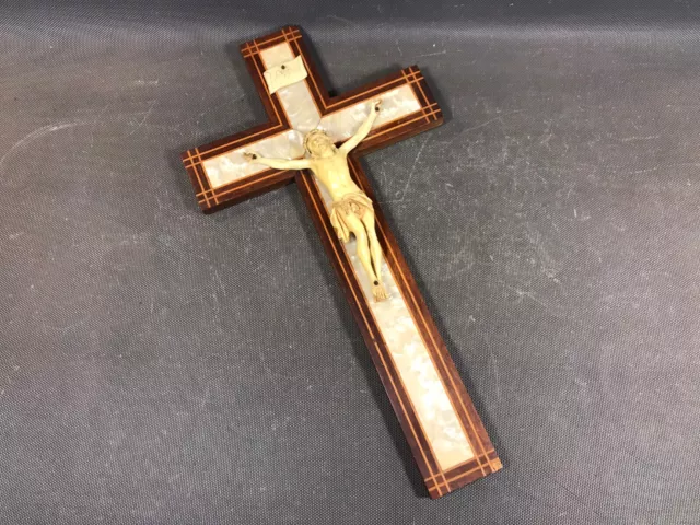 Ancien grand crucifix en bois et nacre Jesus ancien 19ème christianisme