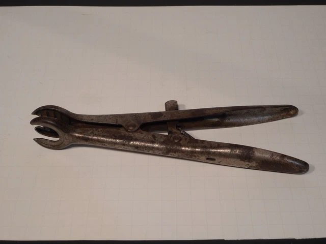 ANTIQUE INDESTRO MODEL T, A Flathead Ford Valve Spring Compressor £14. ...