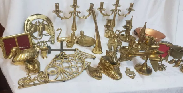 Lot 39 objets de brocante:laiton cuivre étain bronze/bougeoir,clairon,chandelier