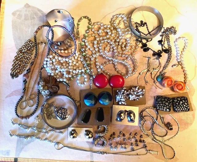 Lot De Bijoux Vintage - Broches, Collier, Chatelaine, Montre - Très Joli Ensemble