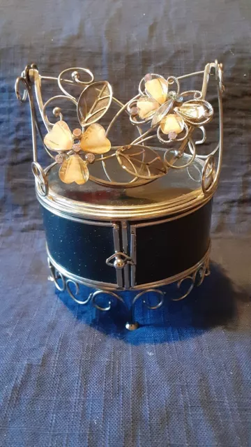 ROUND GLASS & METAL  JEWELRY / TRINKET BOX with BUTTERFLY and DAISY