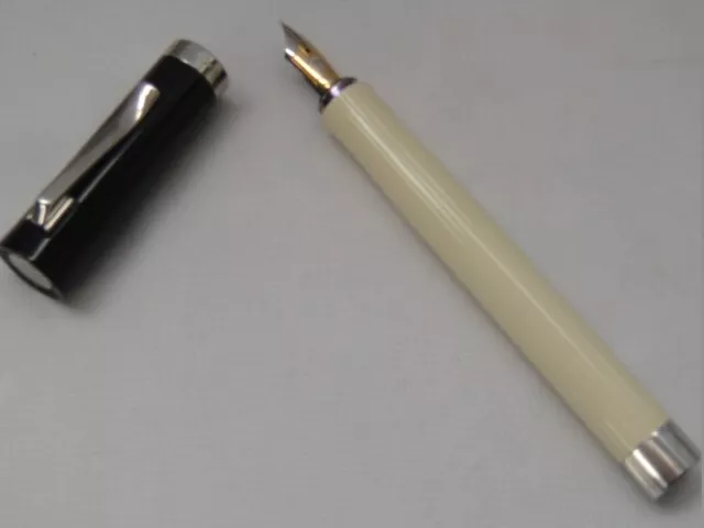 Graf Von Faber-Castell Intuition Fluted Ivory Fountain Pen + 18K 750 Gold M Nib