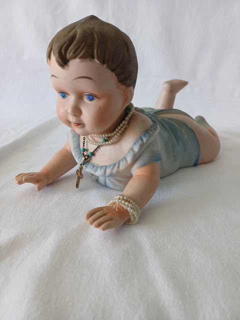 Figurine Ancienne En Porcelaine - Bébé Dans Un Berceau - Objet De Collection