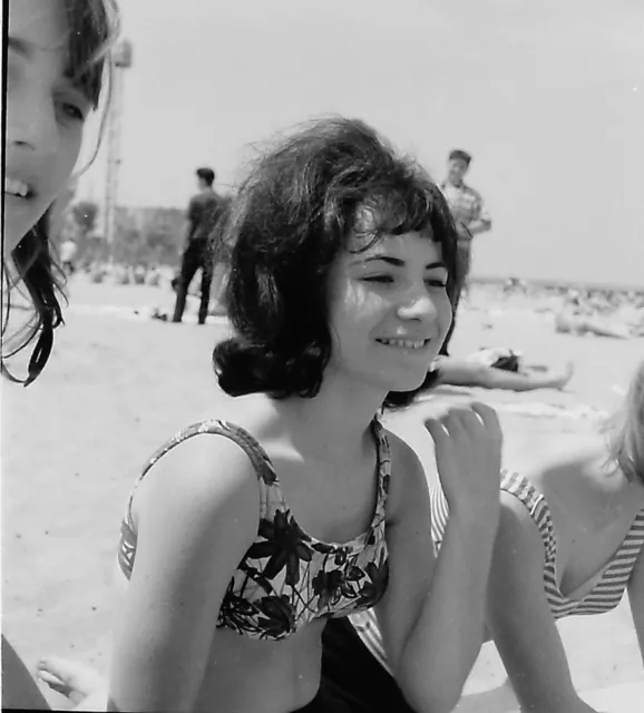 VTG 1950s MEDIUM FORMAT NEGATIVE BEACH SCENE BRUNETTE MOD FLIP HAIRDO M345-2