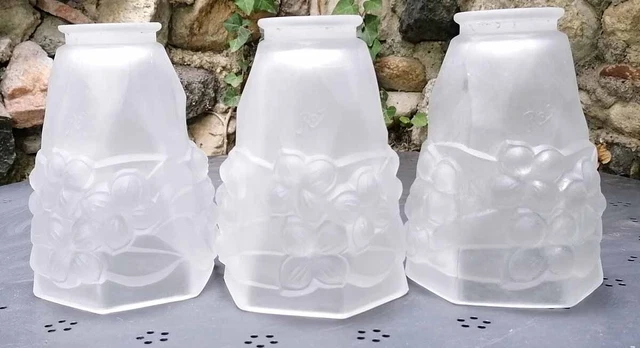 Lot de 3 Tulipes en Verre Pressé-Moulé de Fleurs stylisées d'époque 1920-1925