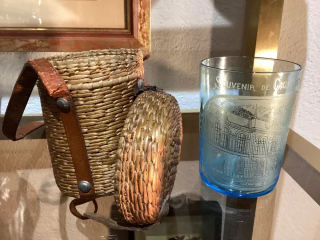 Vintage Ancien Verre Bleu De Curiste Souvenir De Cauterets Avec  Étui En Osier