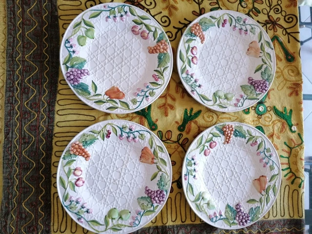 4 assiettes plates barbotine feuillage vert,décor fraise,raisins,cerises