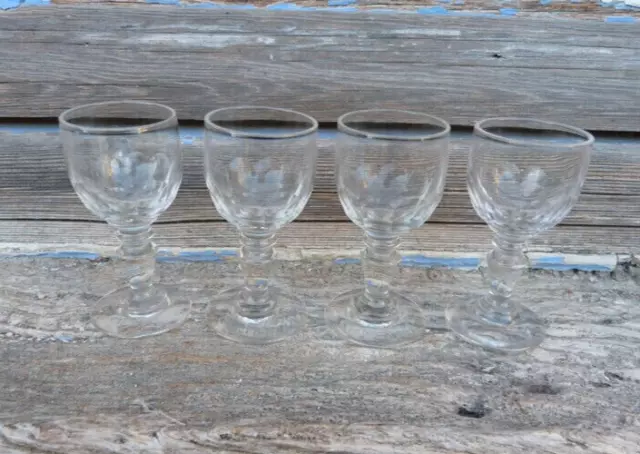 Ensemble de 4 petits verres à pieds anciens en cristal pour liqueur