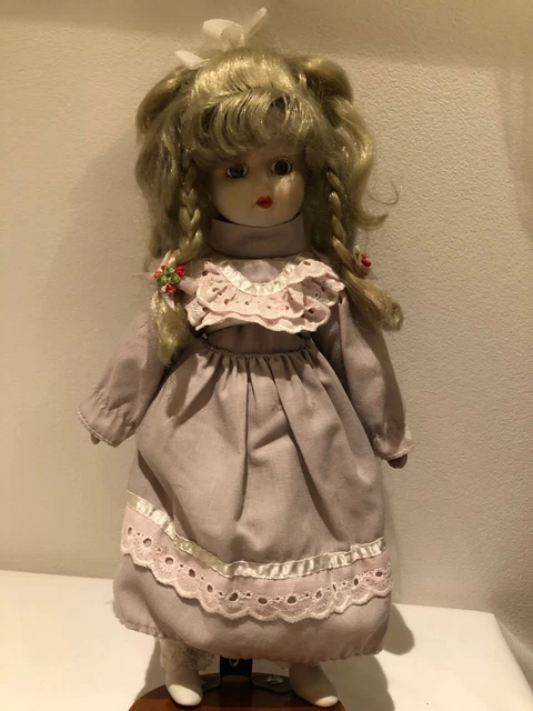 Hübsche blonde Porzellankopfpuppe mit Zöpfen und braunen Glasaugen 32 cm