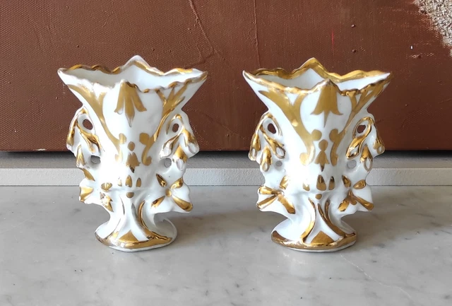 Ancienne Paire de Vases d'Eglise ou de Mariés en Porcelaine de Paris Décor Or \1