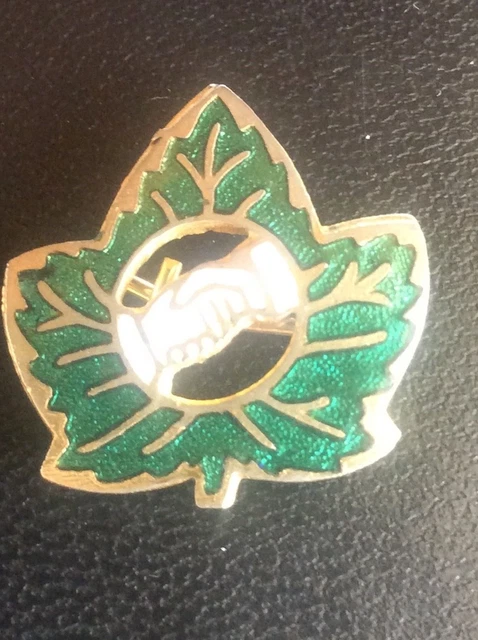 RARE VINTAGE GREEN Enamel Gilt Badge Lapel Pin Maple Leaf & Handshake £ ...